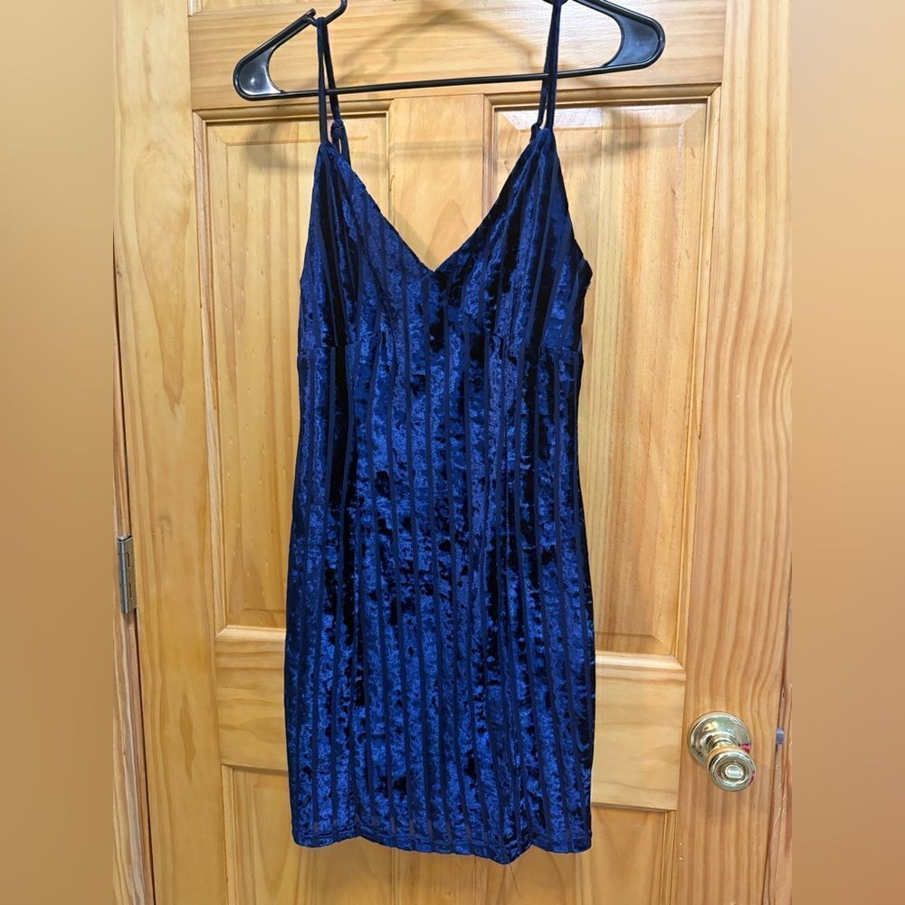 Gorgeous blue velvet dress size Small zips in back - Picture 1 of 10
